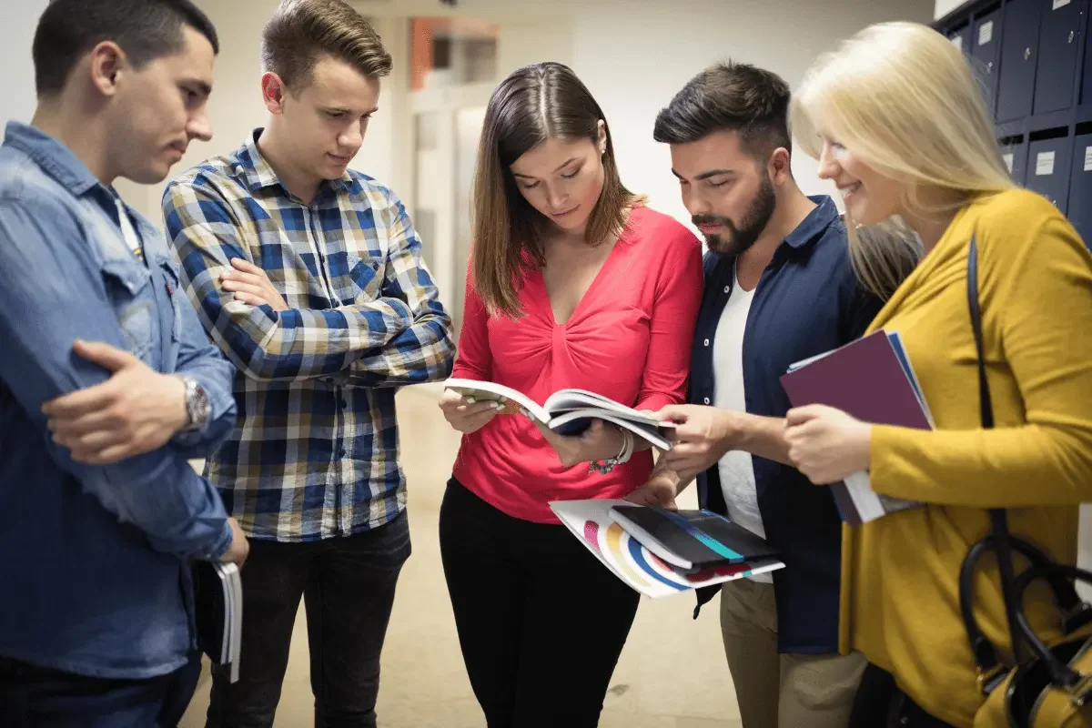 alcuni aspiranti docenti prima di entrare in aula per un percorso abilitante