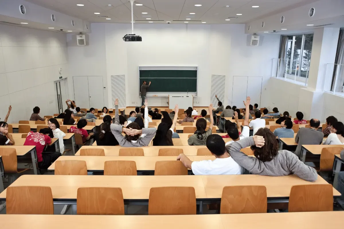 aspiranti docenti in un'aula unversitaria per i percorsi abilitanti